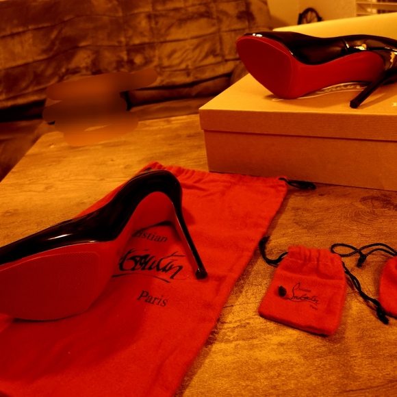 Christian Louboutin - Picture 3 of 8